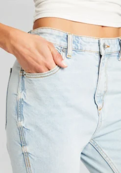 Avalon Capri 9 Avalon Capri -Fashion Loft Ecommerce Crop 24 04 17 AVALONSHORTS SKYLIGHT 1302 ECOMM1 scaled